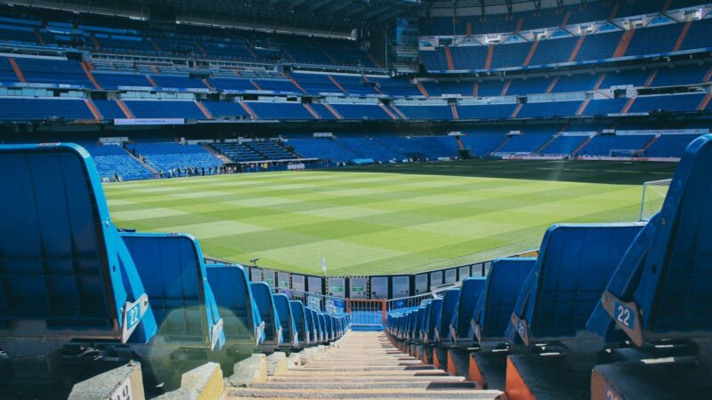 Estadio de fútbol preparado para un partido profesional