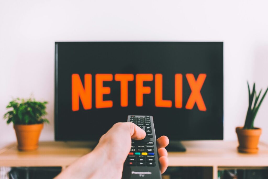 Interfaz de una plataforma de streaming reproducida en la pantalla de un televisor