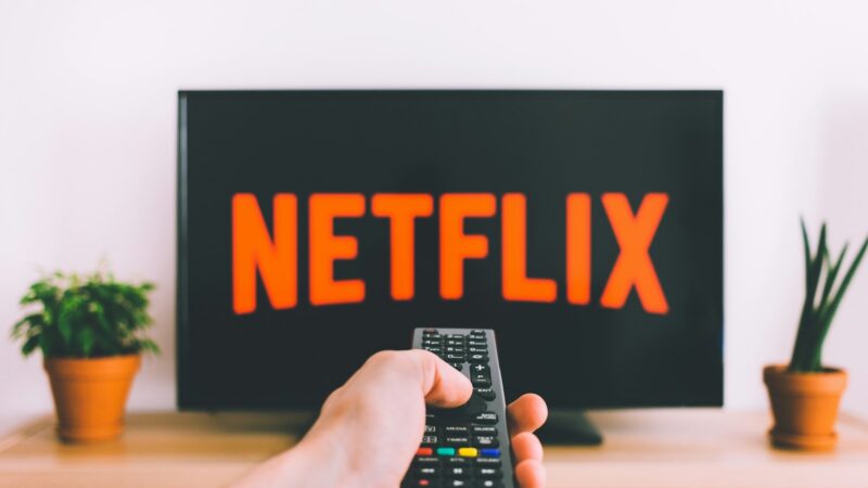 Interfaz de una plataforma de streaming reproducida en la pantalla de un televisor