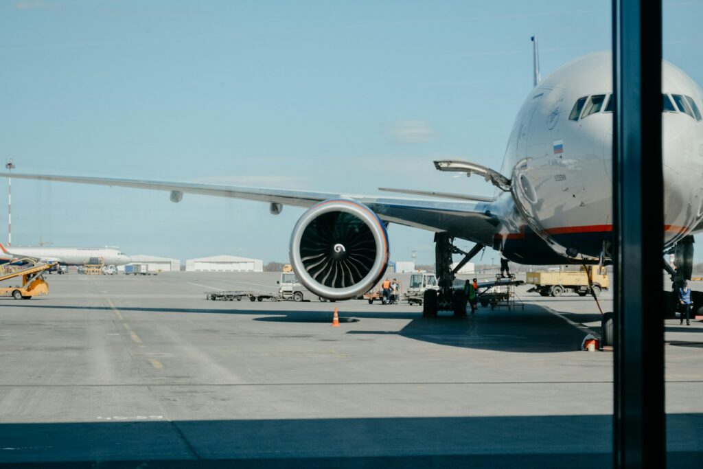 Avión comercial en un aeropuerto durante una operación de transporte internacional