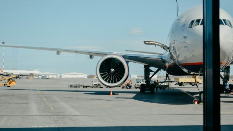Avión comercial en un aeropuerto durante una operación de transporte internacional