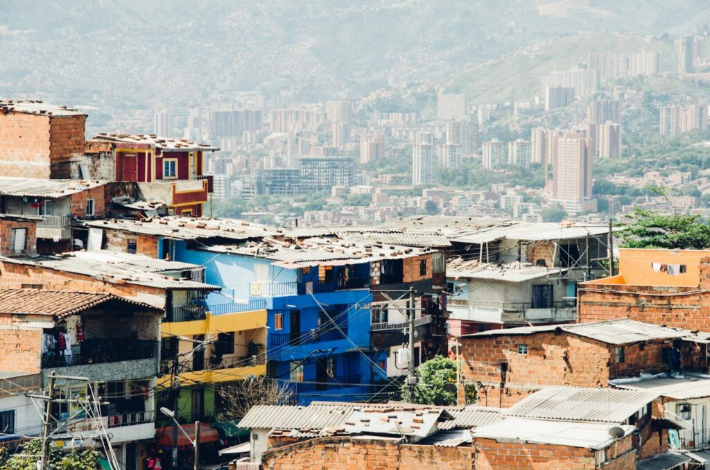 Personas realizando actividades laborales en un entorno urbano