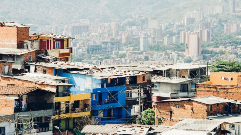 Personas en un entorno urbano de Colombia, imagen relacionada con una encuesta sobre las preocupaciones y expectativas del país