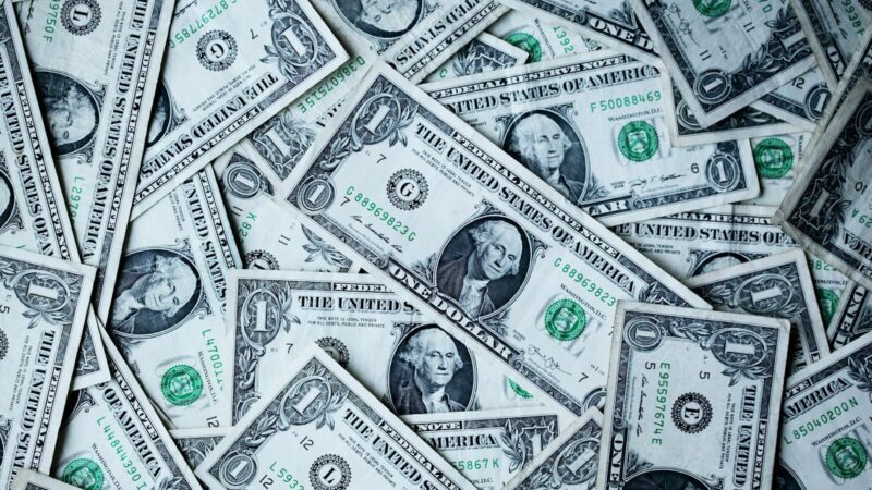 Billetes de dólar asociados con el comportamiento del mercado cambiario