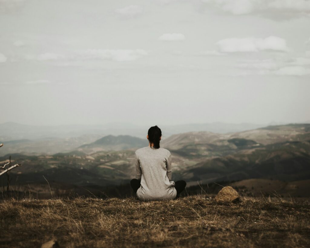 Persona recostada respirando con calma durante una mañana tranquila, ilustrando hábitos de descanso y bienestar emocional.