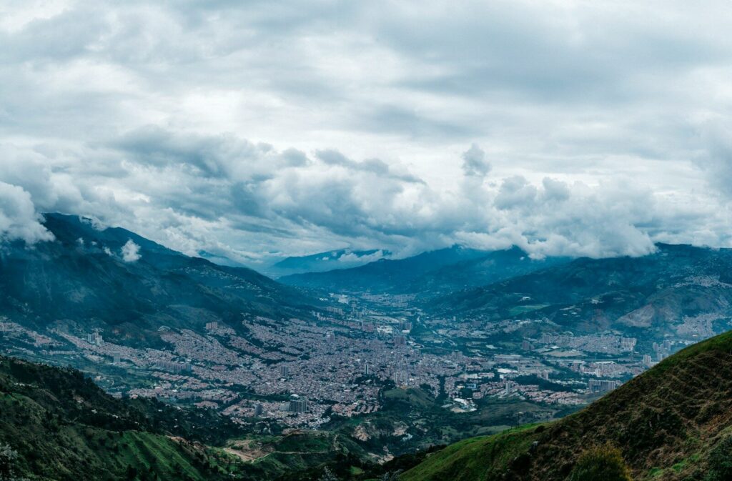 Vista panorámica de Medellín, capital de Antioquia, uno de los destinos colombianos con mayor crecimiento en reservas de viajeros