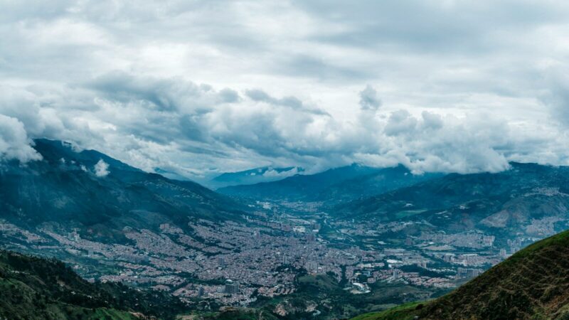 Vista panorámica de Medellín, capital de Antioquia, uno de los destinos colombianos con mayor crecimiento en reservas de viajeros