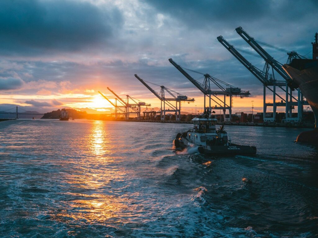 Grúas y contenedores en un terminal portuario, escenario de las inversiones en concesiones portuarias.