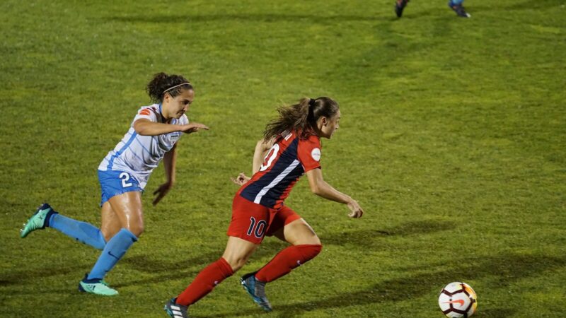 Futbolistas disputan un partido femenino en un estadio
