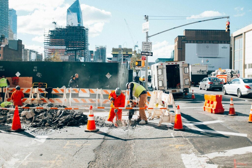 Trabajadores y maquinaria durante la recuperación de infraestructura afectada por una emergencia