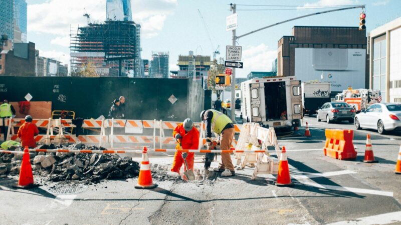 Trabajadores y maquinaria durante la recuperación de infraestructura afectada por una emergencia