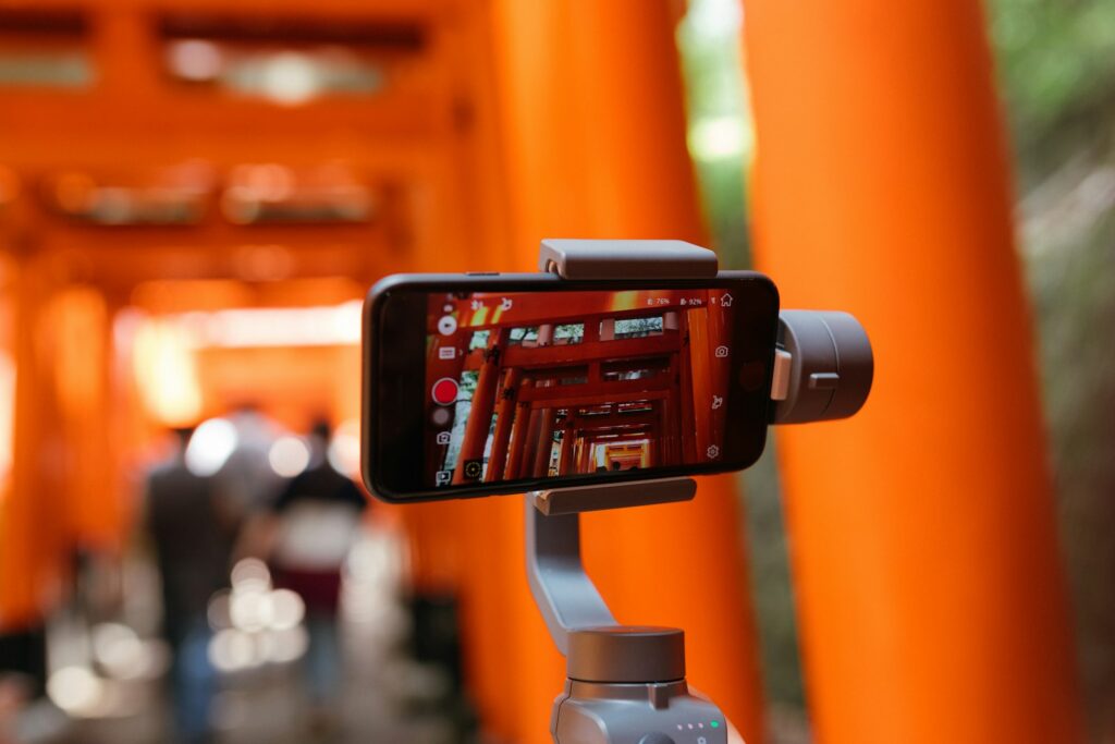 Persona grabando un video vertical con un teléfono inteligente para una plataforma digital