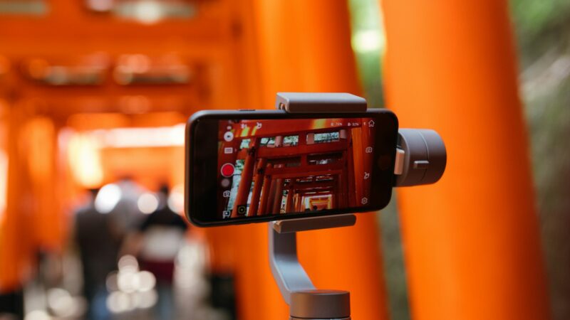 Persona grabando un video vertical con un teléfono inteligente para una plataforma digital
