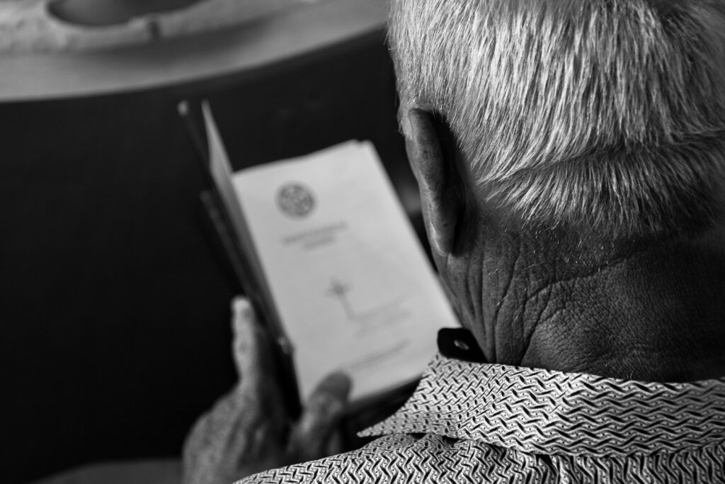Persona mayor revisando documentos, en referencia al trámite de la pensión por invalidez