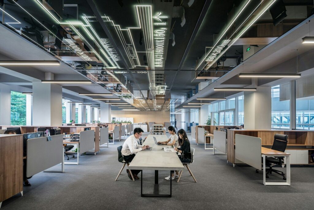 Persona utilizando una plataforma digital de pagos en un entorno tecnológico y financiero