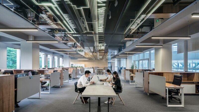 Persona utilizando una plataforma digital de pagos en un entorno tecnológico y financiero