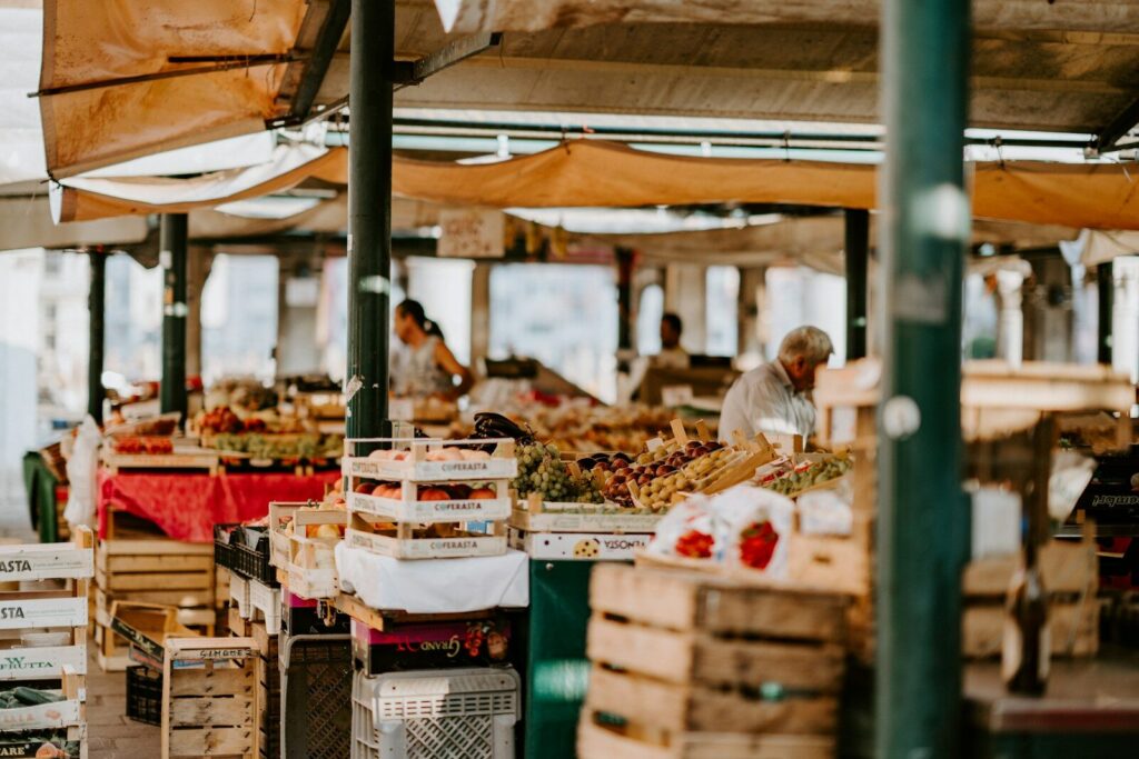 Visitantes recorren una feria regional con productos y alimentos de Boyacá.