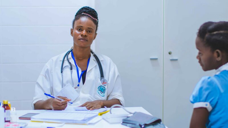 Profesional de la salud atendiendo a un niño en un entorno clínico
