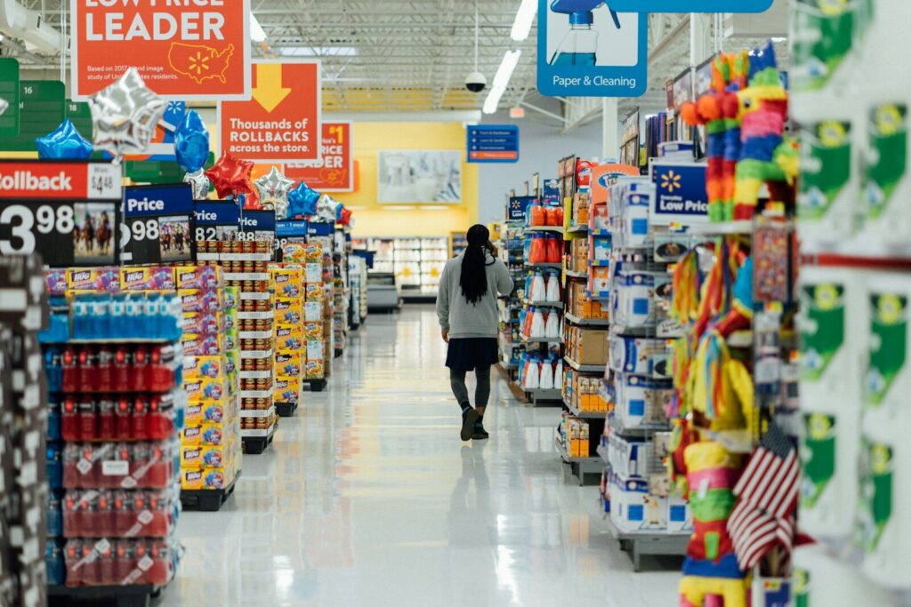 Persona revisando productos y precios en los pasillos de un supermercado, en un contexto de inflación y aumento del costo de vida
