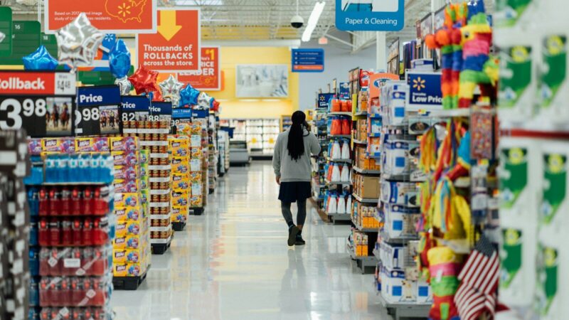 Persona revisando productos y precios en los pasillos de un supermercado, en un contexto de inflación y aumento del costo de vida