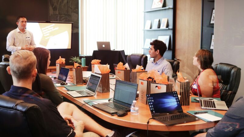 Personas reunidas en una actividad relacionada con servicios financieros cooperativos