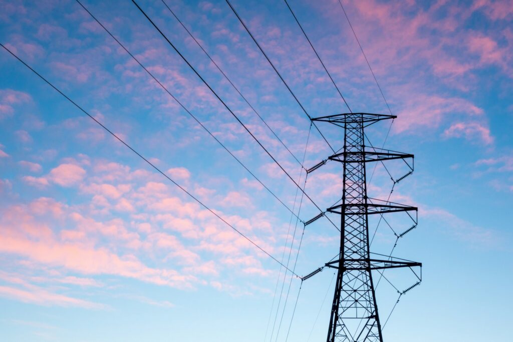 Torres de transmisión eléctrica que representan los retos de infraestructura del sistema energético
