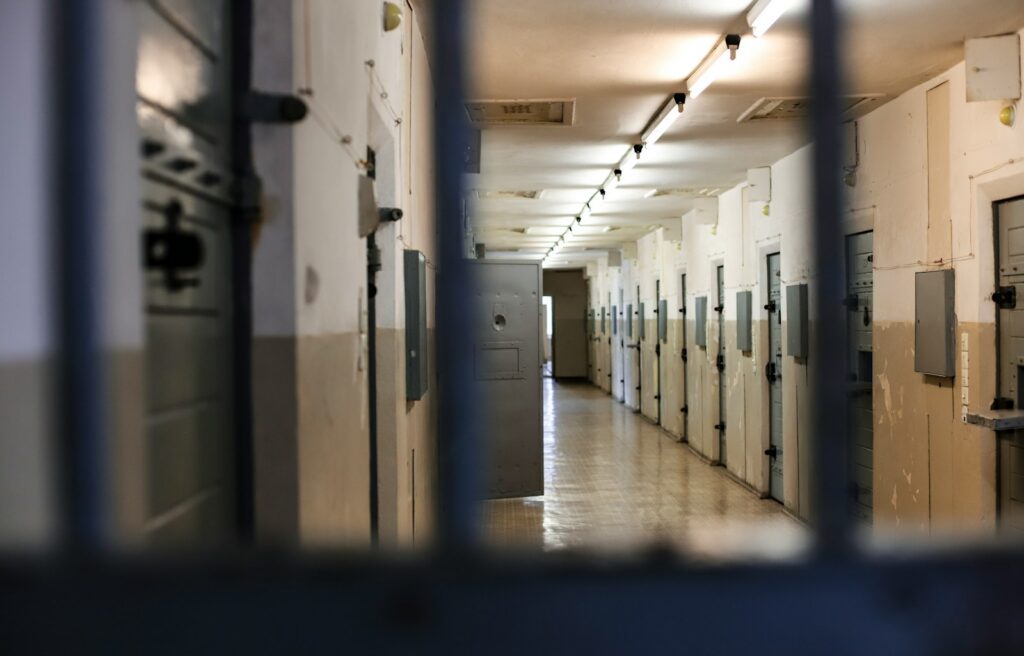 Personal de seguridad frente a un establecimiento penitenciario