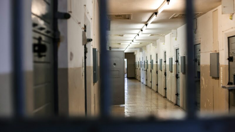 Personal de seguridad frente a un establecimiento penitenciario