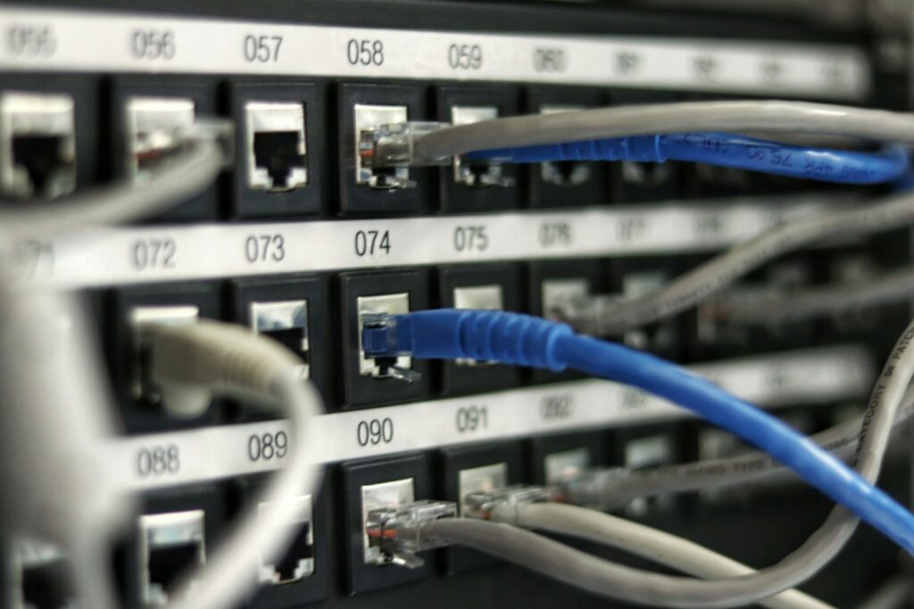 Red de fibra óptica que representa la expansión de la infraestructura digital en América Latina