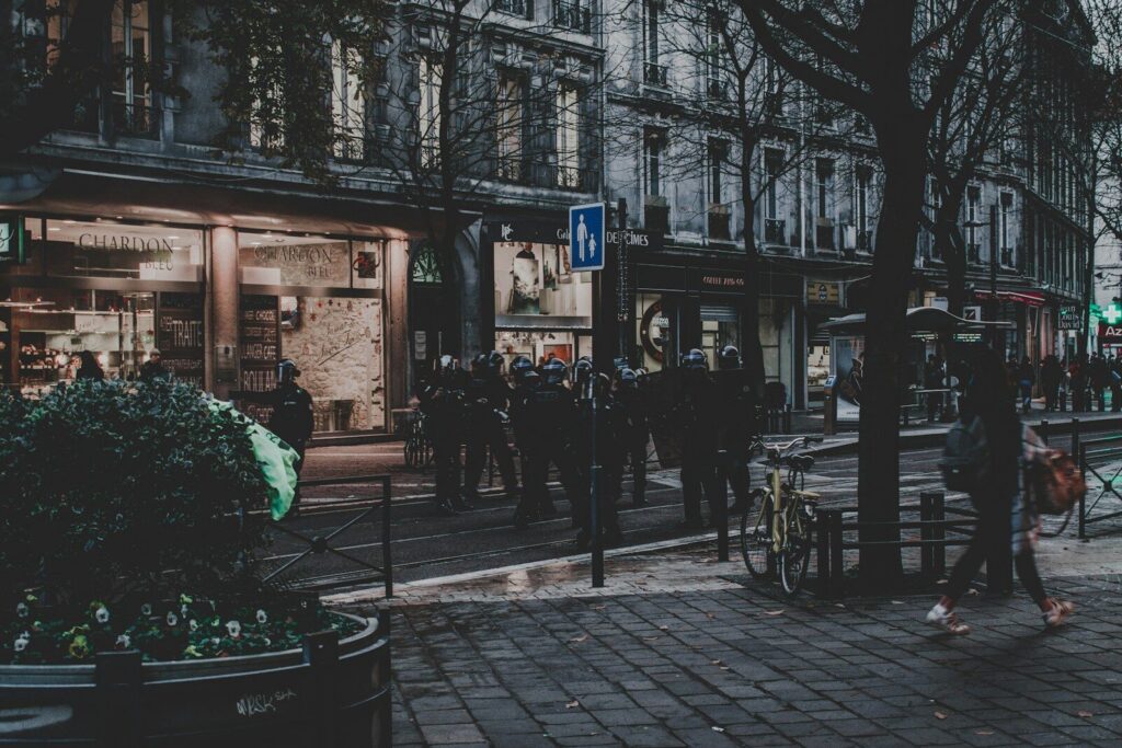 Fuerzas de seguridad vigilan una calle urbana durante protestas y disturbios en Francia