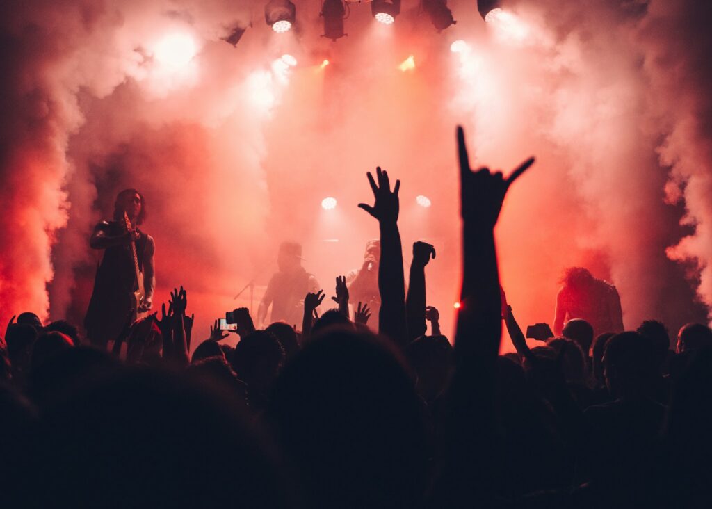 La banda colombiana La Pestilencia durante una presentación de rock en vivo