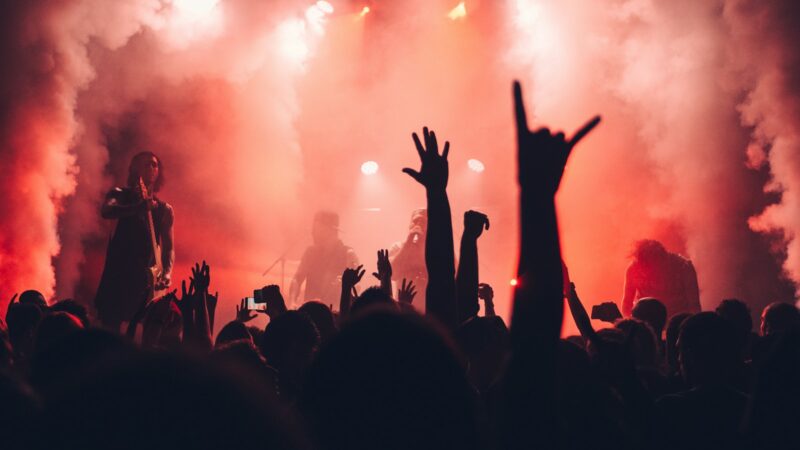 La banda colombiana La Pestilencia durante una presentación de rock en vivo