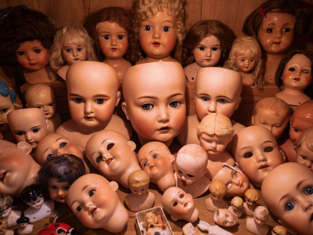Muñecas de colección con vestuario inspirado en la estética alternativa de los años noventa