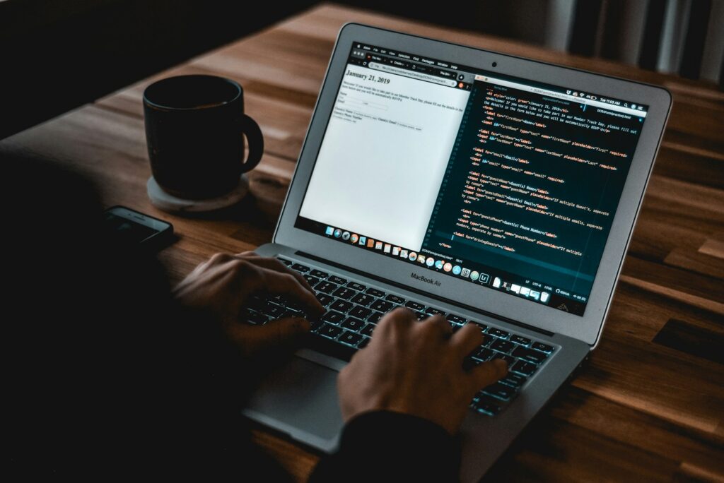 Persona aprendiendo programación frente a un computador portátil