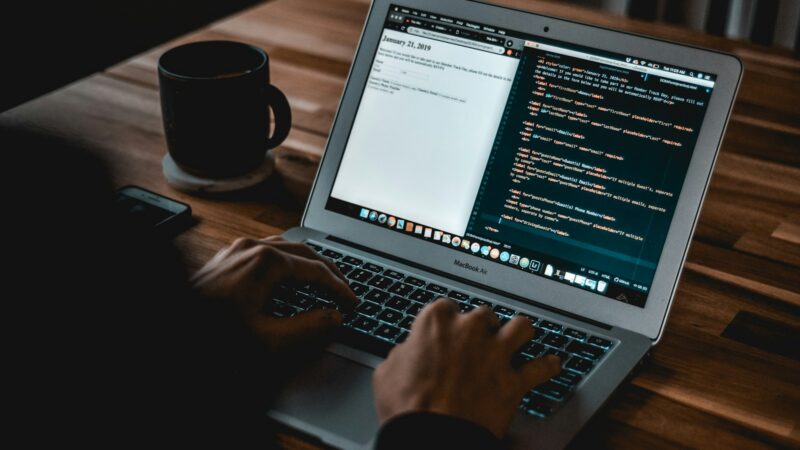Persona aprendiendo programación frente a un computador portátil
