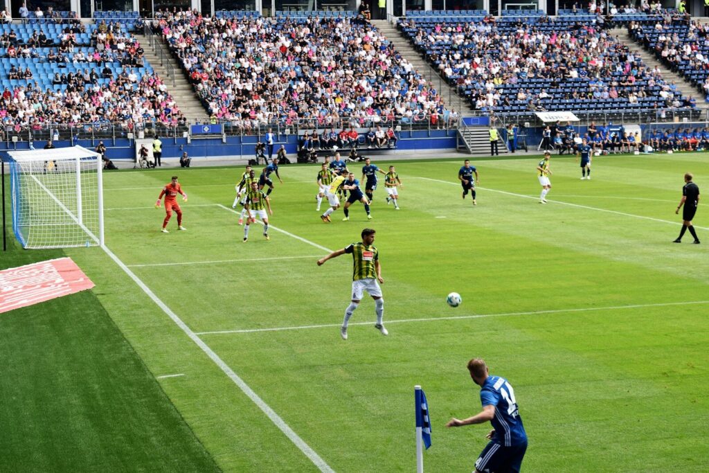 Jugadores disputando un partido de fútbol en un estadio colombiano