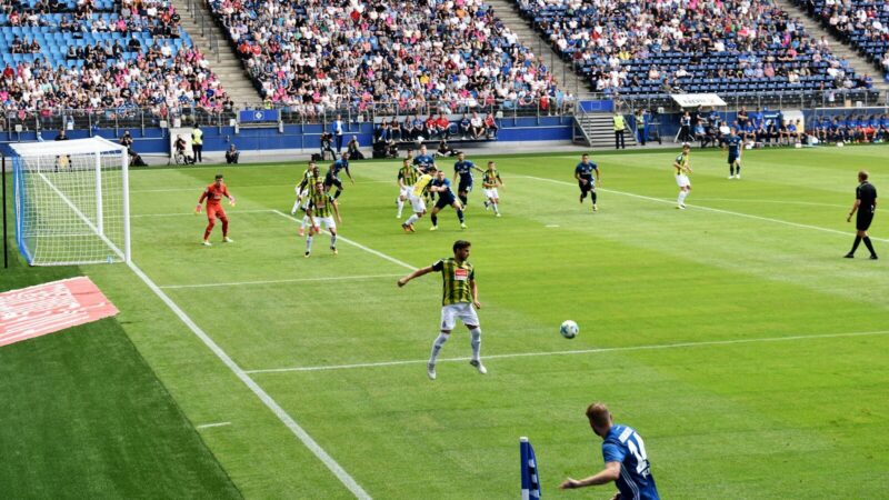 Jugadores disputando un partido de fútbol en un estadio colombiano