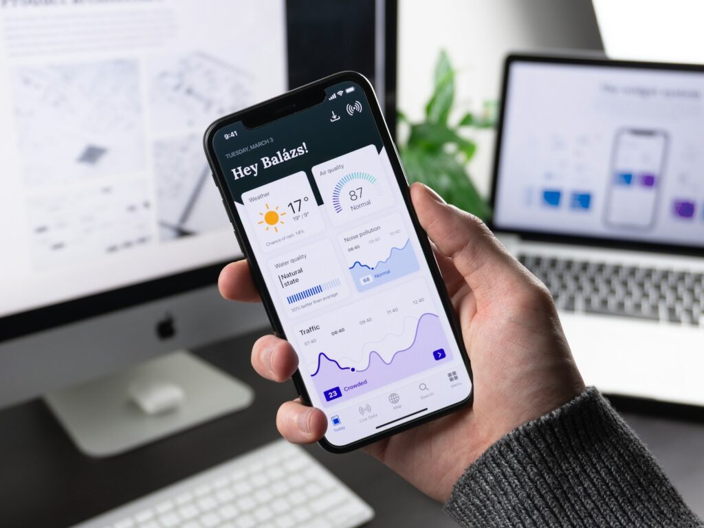 Persona utiliza una aplicación de banca o pagos digitales en un teléfono móvil