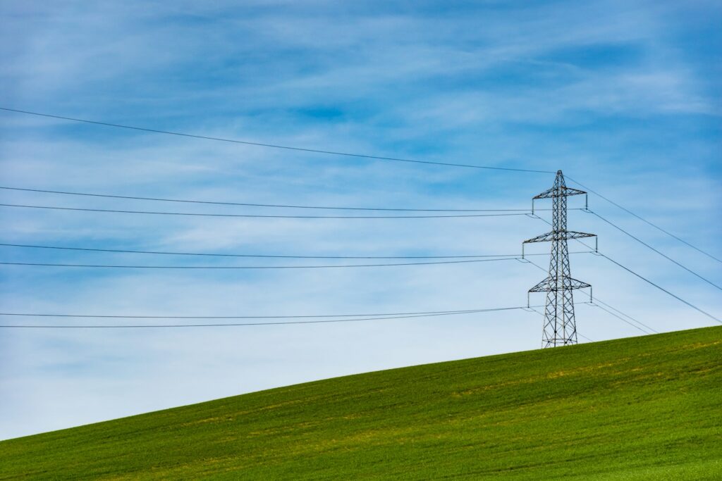 Torres y líneas de transmisión eléctrica que representan la operación del sistema energético