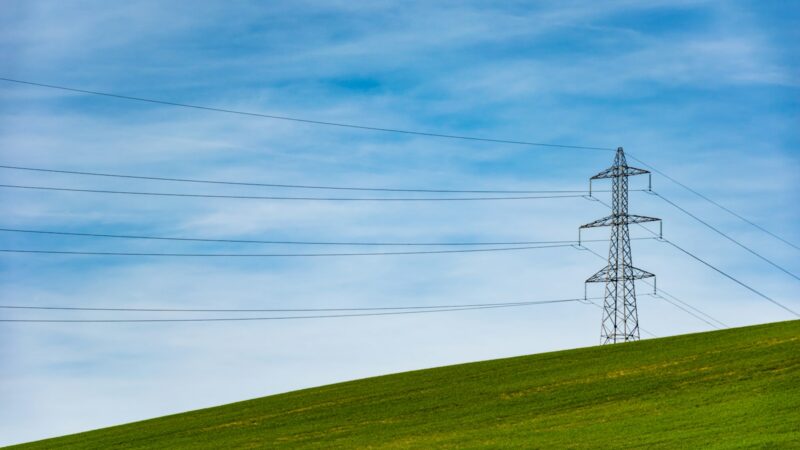 Torres y líneas de transmisión eléctrica que representan la operación del sistema energético