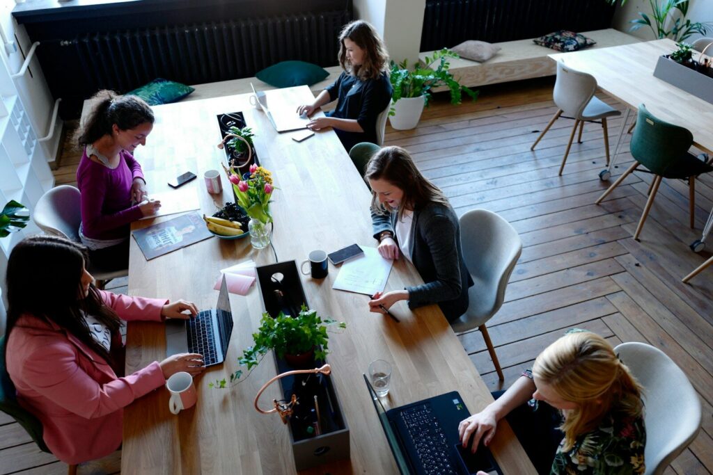 Mujeres trabajan en una reunión de estrategia empresarial, en una imagen relacionada con la innovación y el marketing.