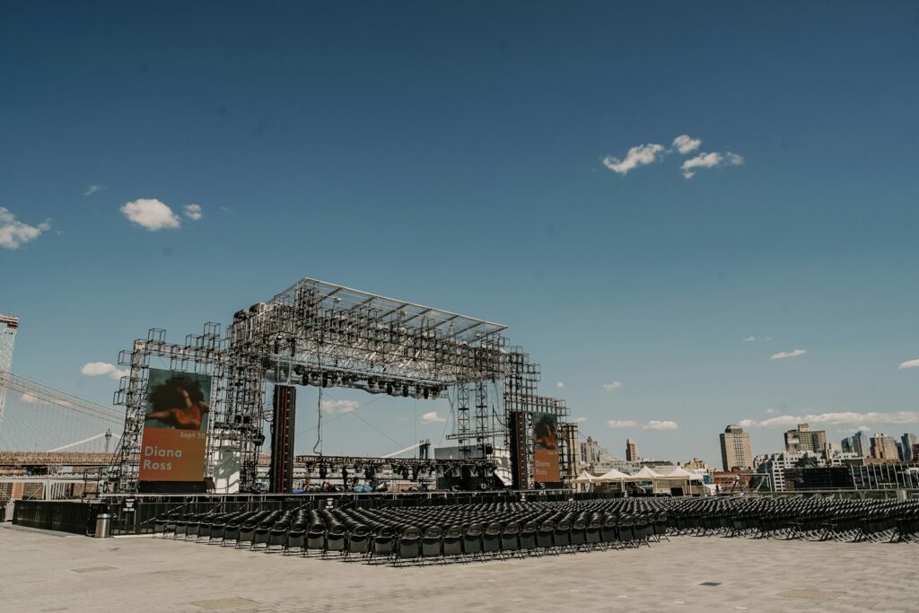 Cantante de música regional mexicana durante una presentación en un escenario