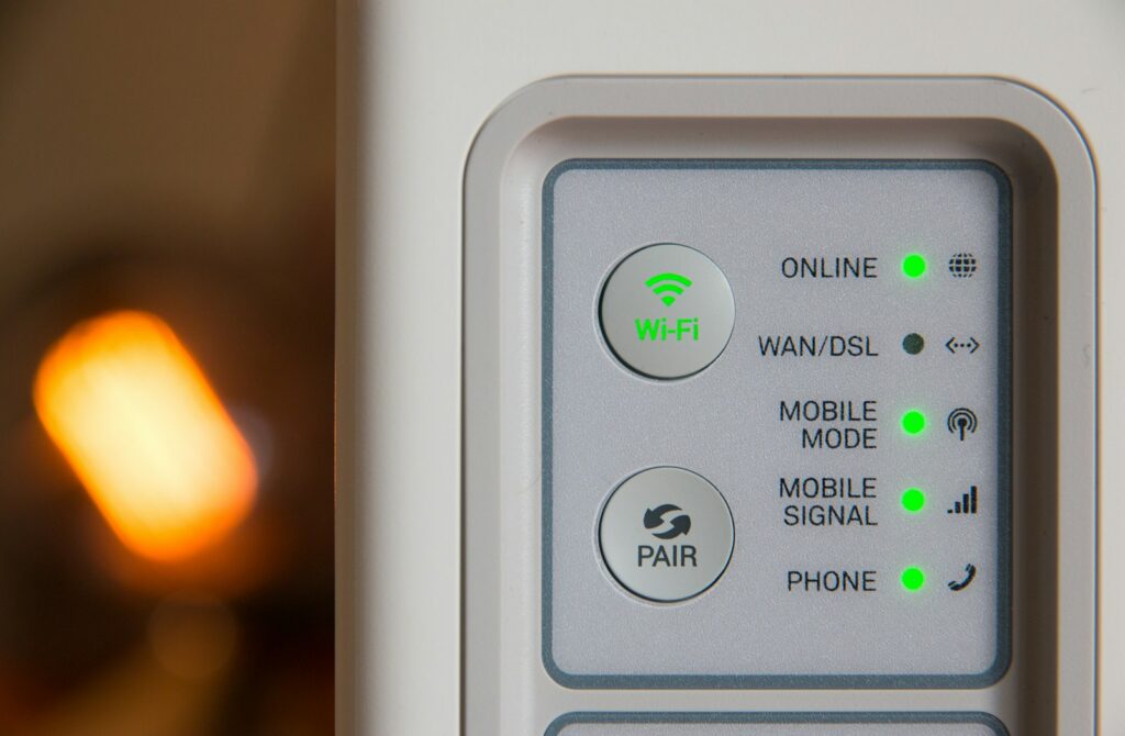 Router inalámbrico junto a una computadora para revisar una conexión de internet lenta