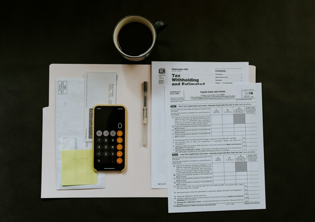 Documentos relacionados con impuestos, finanzas y presupuesto público