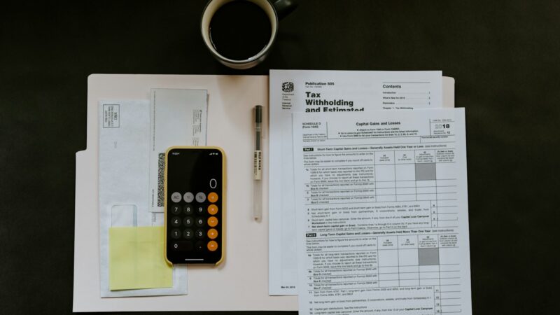 Documentos relacionados con impuestos, finanzas y presupuesto público