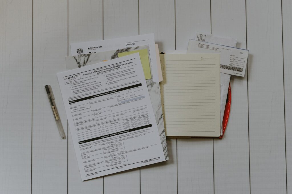 Persona revisando documentos y cálculos relacionados con su pensión y ahorro para la vejez