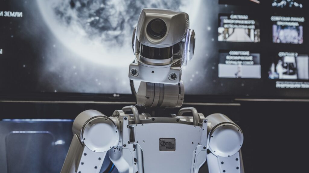 Robot humanoide en un entorno tecnológico mientras se analiza un caso policial