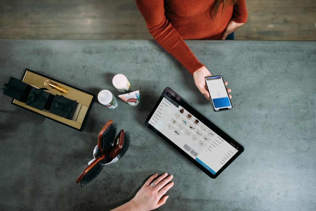 Persona usando una plataforma de pagos digitales para gestionar operaciones financieras empresariales