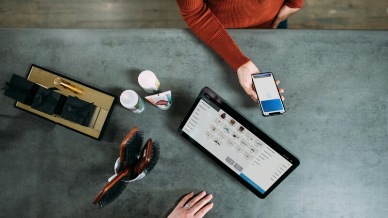 Persona usando una plataforma de pagos digitales para gestionar operaciones financieras empresariales