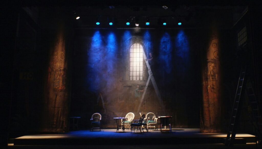 Escenografía teatral de una producción de Frankenstein con elementos góticos e industriales